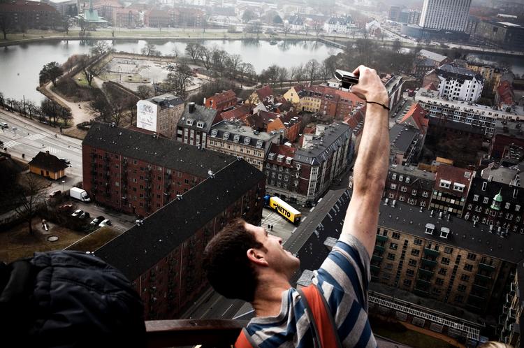 Udsigt. Vor Frelser Kirkes tårn tilbyder et imponerende billede af København ovenfra for udenlandske gæster. Men trods penge og viden i bagagen får alt for få udlændinge chancen for at komme til landet. 