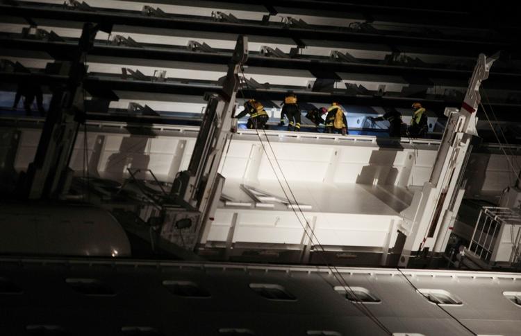 Eftersøgning. Redningsarbejdere og dykkere har hele natten ledt efter overlevende på 'Costa Concordia'. 