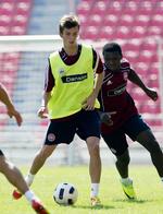 boldtalent. Lucas Andersen overvejede om, det var telefonfis, da mobilen ringede og manden i røret præsenterede sig som Morten Olsen. Men den var god nok, den 17-årige AaB-spiller skulle med ligalandsholdet til Thailand. 