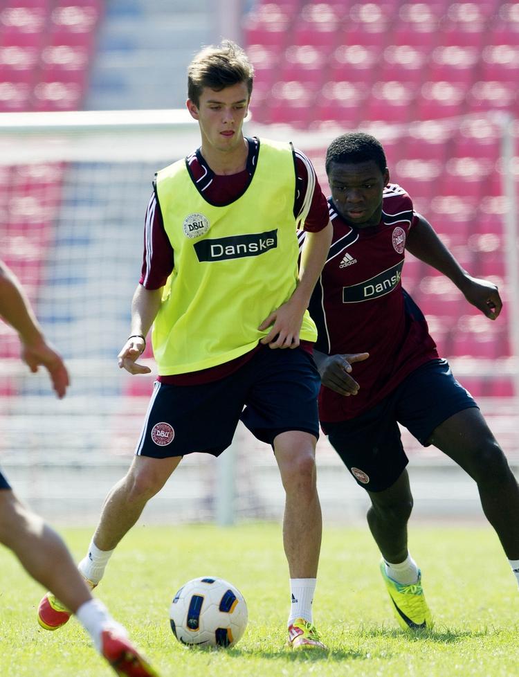 boldtalent. Lucas Andersen overvejede om, det var telefonfis, da mobilen ringede og manden i røret præsenterede sig som Morten Olsen. Men den var god nok, den 17-årige AaB-spiller skulle med ligalandsholdet til Thailand. 