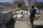 Oprør. Yemen har i længere tid været ramt af uroligheder og oprør. Her er en bulldozer ved at fjerne en politibarrikade under blodige demonstrationer i Sanaa for nylig. 