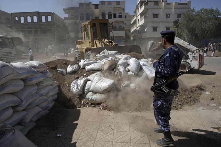 Oprør. Yemen har i længere tid været ramt af uroligheder og oprør. Her er en bulldozer ved at fjerne en politibarrikade under blodige demonstrationer i Sanaa for nylig. 