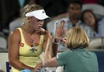 skadet. Et ømt håndled, der blev behandlet i Sydney, forhindrer ikke succes i Australien for Caroline Wozniacki. Men det gør modstanderne, vurderer et par danske bookmakere. 