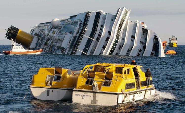 Ulykke. Her til morgen fortsatte redningsfolk med at lede efter overlevende ved 'Costa Concordia'. 