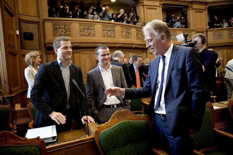OFFENSIVE. Forskningsminsiter Morten Østergaard (R) (th) og skatteminister Thor Möger Pedersen (SF) (i midten) forsøger sammen med justitsminister Morten Bødskov (S) (ikke på billedet) at erobre den politiske dagsorden med kronik. 