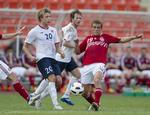 Testkamp. Danmarks Jakob Poulsen forsøger at erobre bolden fra Alexander Søderlund. 