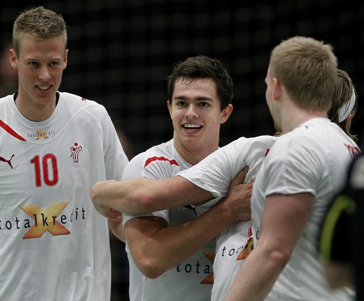 playmaker. 20-årige Rasmus Lauge (i midten) er foretrukket til startopstillingen fremfor Thomas Mogensen. 