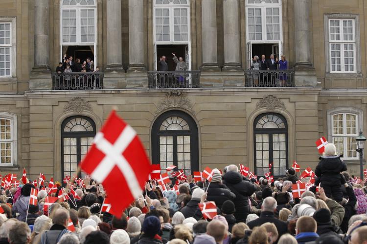 hej-hej. Dronningen vinker til folket, der ikke kan få nok af at vinke til og fejre den danske regent, der har haft sit job i 40 år og én dag. 