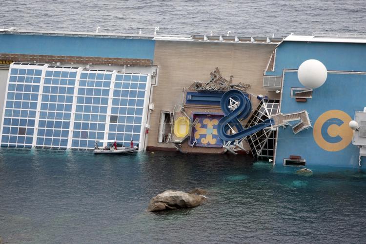 Redning. Det er en kamp mod tiden at finde flere overlevende om bord på 'Costa Concordia', der er delvist oversvømmet. 