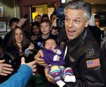 Farvel. Jon Huntsman opgiver at blive den næste præsident i Det Hvide Hus. Nu vil han støtte partifællen Mitt Romney. 