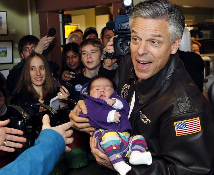 Farvel. Jon Huntsman opgiver at blive den næste præsident i Det Hvide Hus. Nu vil han støtte partifællen Mitt Romney. 