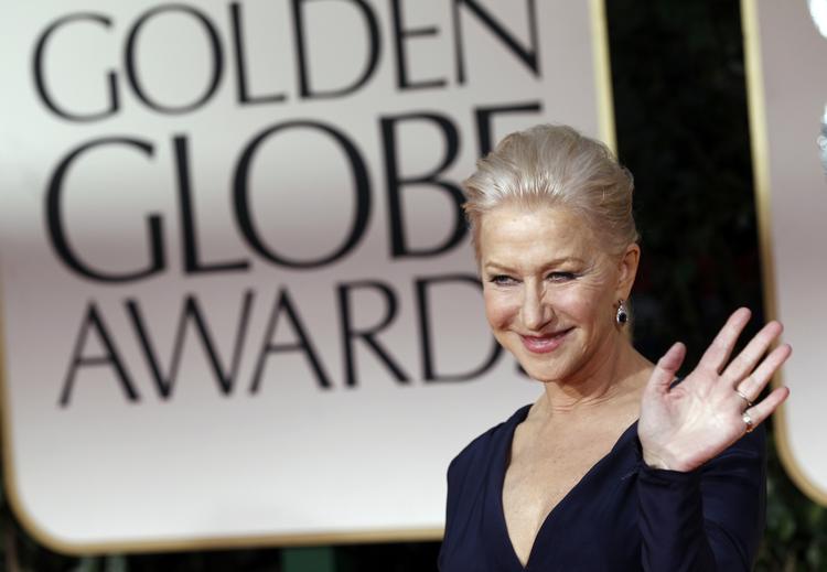 Helen Mirren vinker. 