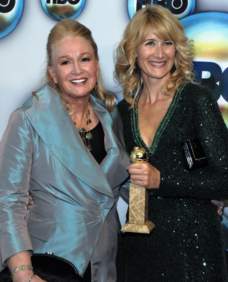 Diane Ladd og Laura Dern, der fik en pris for bedste kvindelige skuespiller i en TV-serie (komedie eller musical) var i godt humør. 