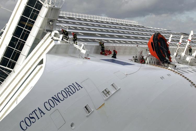 forlis. Brandfolk arbejder på det forliste skib 'Costa Concordia' ved øen Giglio i Italien. 