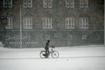 øv. Hvorfor i alverden skal hvert nyt år begynde med januar? Hvordan skal det nye år komme godt fra start, når det insisterer på at begynde med januar? Billedet er fra forrige vinters iskolde af slagsen. 