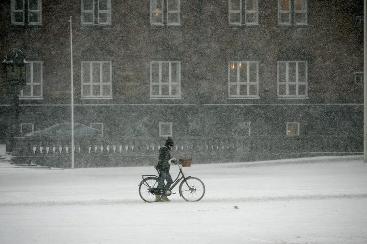 øv. Hvorfor i alverden skal hvert nyt år begynde med januar? Hvordan skal det nye år komme godt fra start, når det insisterer på at begynde med januar? Billedet er fra forrige vinters iskolde af slagsen. 