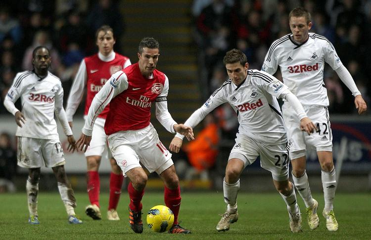 Stabil. Robin van Persie fortsætter med at score for Arsenal, men søndag var det ikke nok til sejr i Swansea, fordi holdkammeraterne skuffede defensivt. 