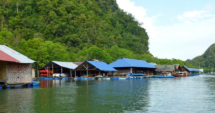 Flydende restaurant. Hole in The Wall er både restaurant og fiskefabrik. Man finder den i Kilim Geoforest Parken. 