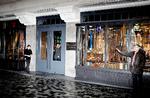 Branding. Abercrombie &amp; Fitch er kendt for en aggressiv markedsføring, der involverer dufte, lyde og letpåklædte ekspedienter, som stiller op til fotografering med kunderne. Foto: Martin Bubandt 