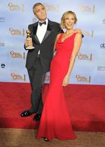 En glad George Clooney med Stacy Keibler backstage efter at have fået overrakt sin Gloden Globe for sin hovedrolle i filmen  'The Descendants'. 