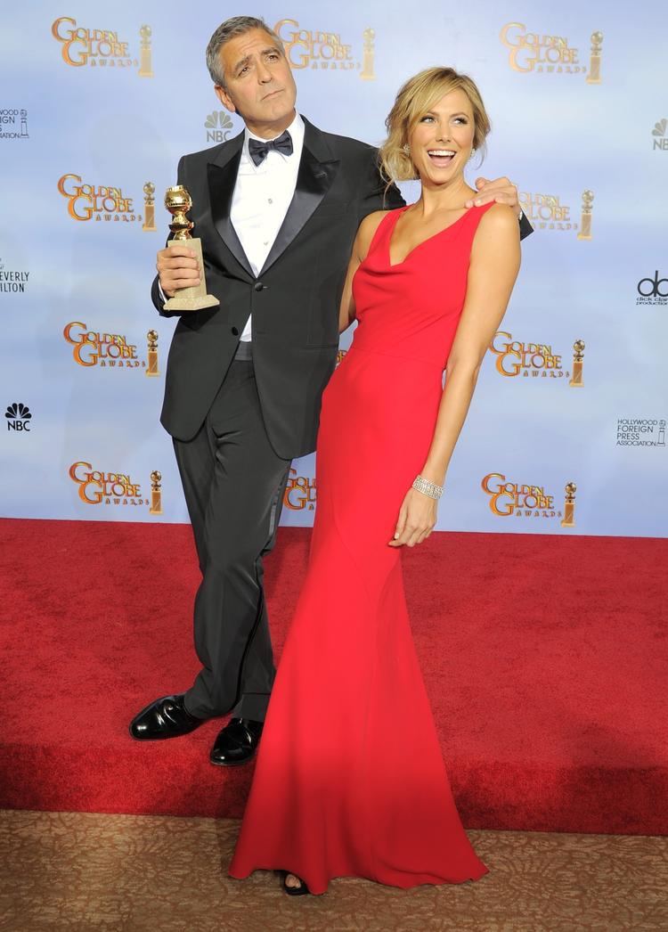 En glad George Clooney med Stacy Keibler backstage efter at have fået overrakt sin Gloden Globe for sin hovedrolle i filmen  'The Descendants'. 