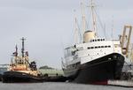 Hullet. Den tidligere britiske yacht Britannia sprang læk over nytår i forbindelse med reparationer. Skibet er til daglig museumsskib i Edinburgh. 