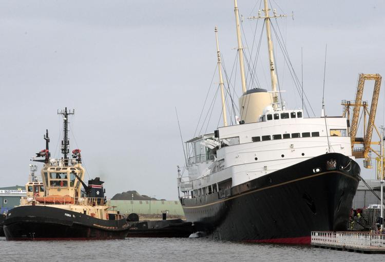 Hullet. Den tidligere britiske yacht Britannia sprang læk over nytår i forbindelse med reparationer. Skibet er til daglig museumsskib i Edinburgh. 