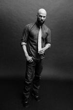 Opposition. Hiphop har altid været splittet mellem festaber og alvorstaler. De attitudespillende pralrøve løber som regel med opmærksomheden, men Common (billedet) holder atter forstandens fakkel højt på sit nye album. 