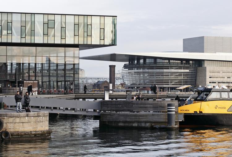 Mandag er der stor fyringsrunde på Det Kgl. Teater. Her ses Skuespilhuset og Operahuset. 