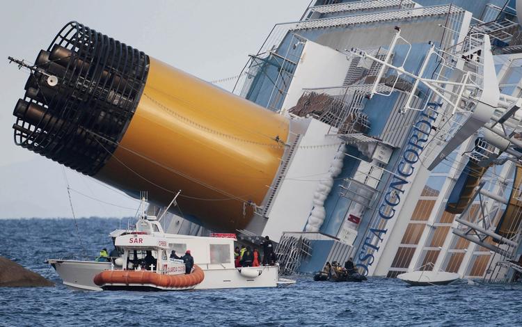 forlis. Krydstogtskibet Costa Concordia, der gik på grund fredag aften, glider. Myndighederne har midlertidigt indstillet eftersøgningen efter overlevende, der kan have fundet vej til luftlommer i den del af skibet, der ligger under vand. 