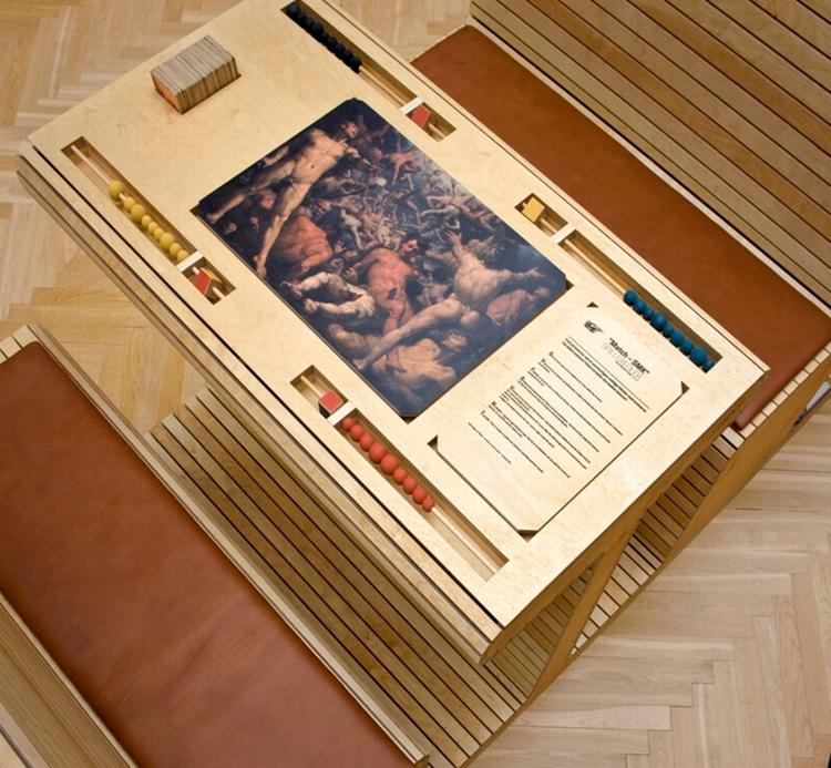 Fortælling. Brætspillet ' Match - SMK' spilles på et af de to smukt snedkererede spilleborde placeret midt i udstillingsrummet i den nye permanente samling af europæisk kunst på Statens Museum. Foto: Statens Museum for Kunst 