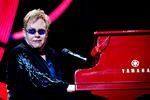 Klaverbokser. Siden Elton John brød igennem i 1970 med 'Your Song' har han konstant holdt sig i toppen af den musikalske elite. 