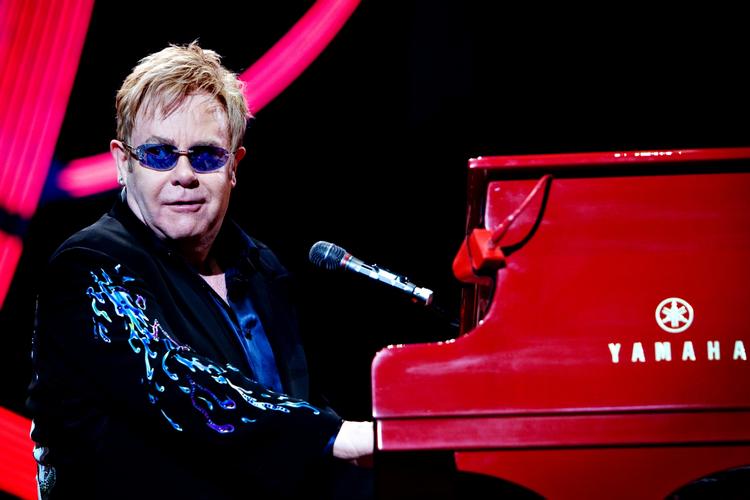 Klaverbokser. Siden Elton John brød igennem i 1970 med 'Your Song' har han konstant holdt sig i toppen af den musikalske elite. 