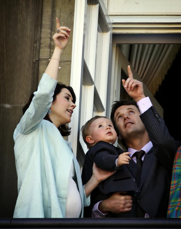 Nummer to i arvefølgen til den danske trone er prins Christian, der er søn af kronprins Frederik og kronprinsesse Mary. Billedet her stammer fra dronning Margrethes 67 års fødselsdag, der blev fejret på Amalienborg. 