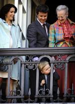 Den lille prins stikker sit hoved ud mellem stængerne på balkonens gelænder ved samme lejlighed. 