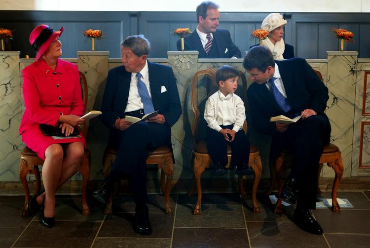 Prins Joachim og daværende prinsesse Alexandras ældste søn Nikolai sidder ved siden af sin mormor og morfar, Christa og Richard Manley, i forbindelse med sin lillebror, prins Felix' dåb i Møgeltønder kirke.  Til den anden side har prins Nikolai sin farbror, kronprinsen. 
