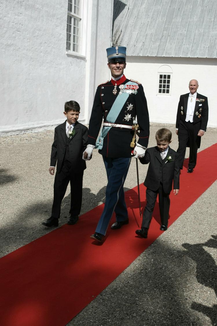 Prins Joachim ankom sammen med sine sønner prins Nikolai og prins Felix til Møgeltønder Kirke, da han skulle giftes med frøken Marie Cavallier. 