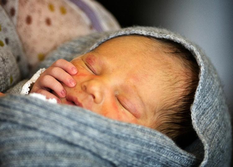 Prins Joachims tredje søn - og prinsesse Maries første - prins Henrik få dage efter fødslen, da den kongelige familie forlod Rigshospitalet. Den lille dreng vejede 3032 gram og målte 49 cm ved fødslen. 