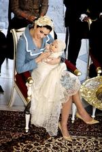 Kronprinsesse Mary med prins Christian under dåben i Christiansborg Slotskirke. Prinsens fulde navn blev Christian Valdemar Henri John. 