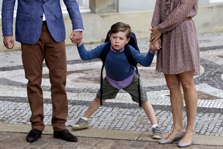 Kronprins Frederik og kronprinsesse Mary sender deres søn prins Christian af sted på første skoledag fra Amalienborg. Prinsen går i skole på Tranegårdsskolen i Hellerup 