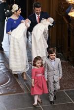 Det kongelige tvillingepar blev døbt og deres navne dermed offentliggjort i Holmens Kirke 14. april 2011. Deres fulde navne er Vincent Frederik Minik Alexander og Josephine Sophia Ivalo Mathilda. Her kronprinsfamilien samlet i kirken. 