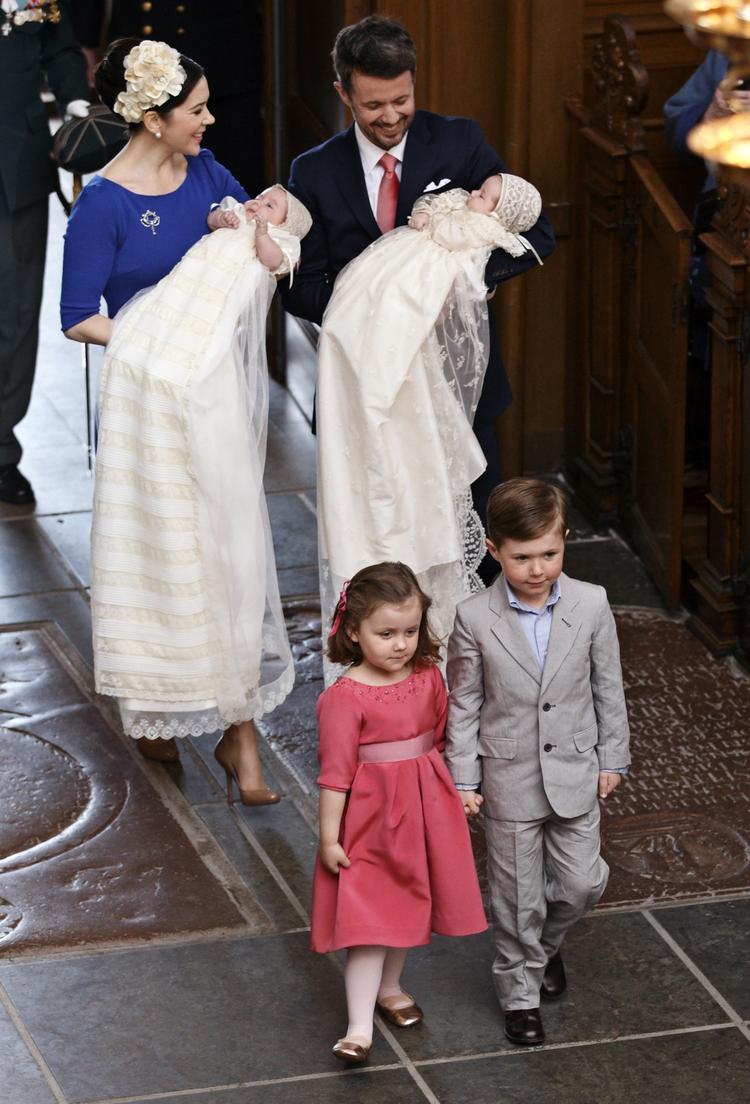 Det kongelige tvillingepar blev døbt og deres navne dermed offentliggjort i Holmens Kirke 14. april 2011. Deres fulde navne er Vincent Frederik Minik Alexander og Josephine Sophia Ivalo Mathilda. Her kronprinsfamilien samlet i kirken. 
