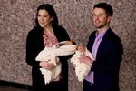 Kronprins Frederik og kronprinsesse Mary viser deres nyfødte tvillingebørn frem for presse og nysgerrige borgere i foyeren på Rigshospitalet i København i januar 2010. En datter på kronprinsens arm og en søn på kronprinsessens arm. Børnene blev senere døbt Vincent og Josephine. 