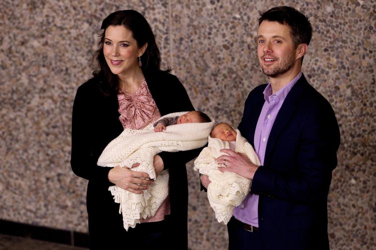 Kronprins Frederik og kronprinsesse Mary viser deres nyfødte tvillingebørn frem for presse og nysgerrige borgere i foyeren på Rigshospitalet i København i januar 2010. En datter på kronprinsens arm og en søn på kronprinsessens arm. Børnene blev senere døbt Vincent og Josephine. 