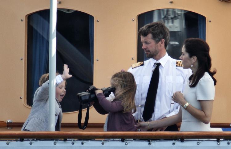 Prins Christian og prinsesse Isabella hygger sin ombord på Kongeskibet Dannebrog med kronprins Frederik og kronprinsesse Mary til flådens 500 års jubilæum. 