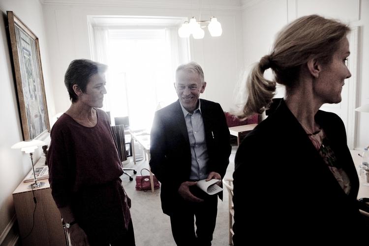 Valgkamp. Under valgkampen var Villy Søvndal (SF), Helle Thorning-Schmidt (S) og Margrethe Vestager (R) enige om, at Danmark bør have flere ambassader i udlandet. Nu lukker de i stedet fire på grund af pengemangel. Arkivfoto. 