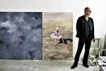 Kulturpolitik. Firmaer har siden 00'erne kunnet få et skattefradrag ved køb af kunst, men det har altså ikke sat skub i kunstsalget. Her er det kunstneren Michael Kvium, der poserer foran et af sine værker. 