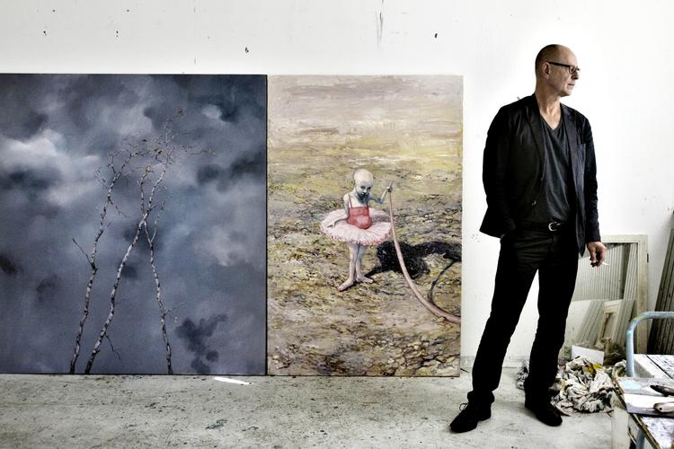 Kulturpolitik. Firmaer har siden 00'erne kunnet få et skattefradrag ved køb af kunst, men det har altså ikke sat skub i kunstsalget. Her er det kunstneren Michael Kvium, der poserer foran et af sine værker. 