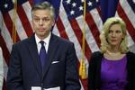 Farvel. Republikaneren Jon Huntsman - ledsaget af hustruen Mary Kaye - under pressemødet, hvor han forklarede, hvorfor han trækker sig som præsidentkandidat. 