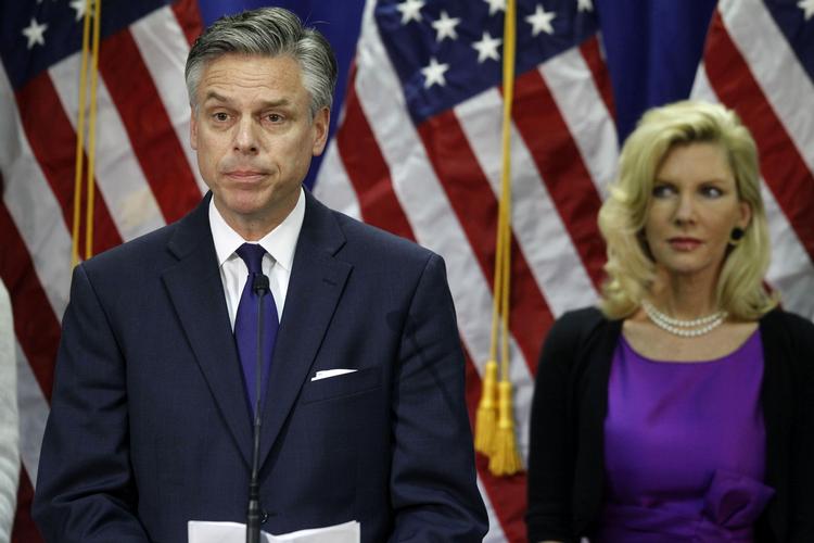 Farvel. Republikaneren Jon Huntsman - ledsaget af hustruen Mary Kaye - under pressemødet, hvor han forklarede, hvorfor han trækker sig som præsidentkandidat. 